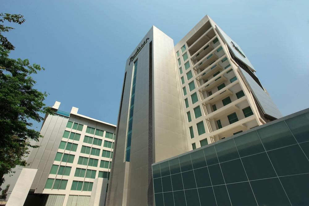 Radisson Suites Bangkok Sukhumvit Екстериор снимка