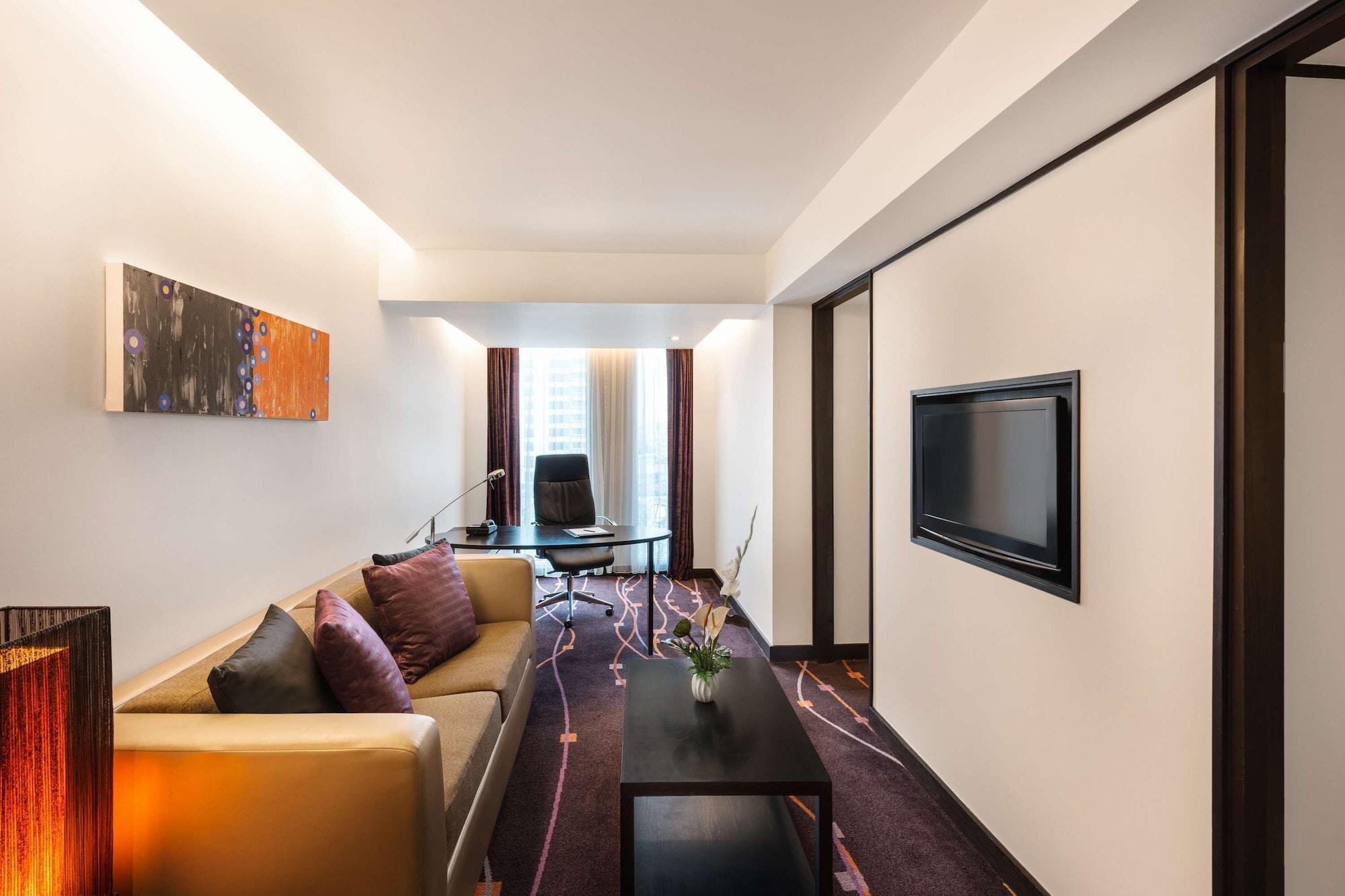 Radisson Suites Bangkok Sukhumvit Екстериор снимка