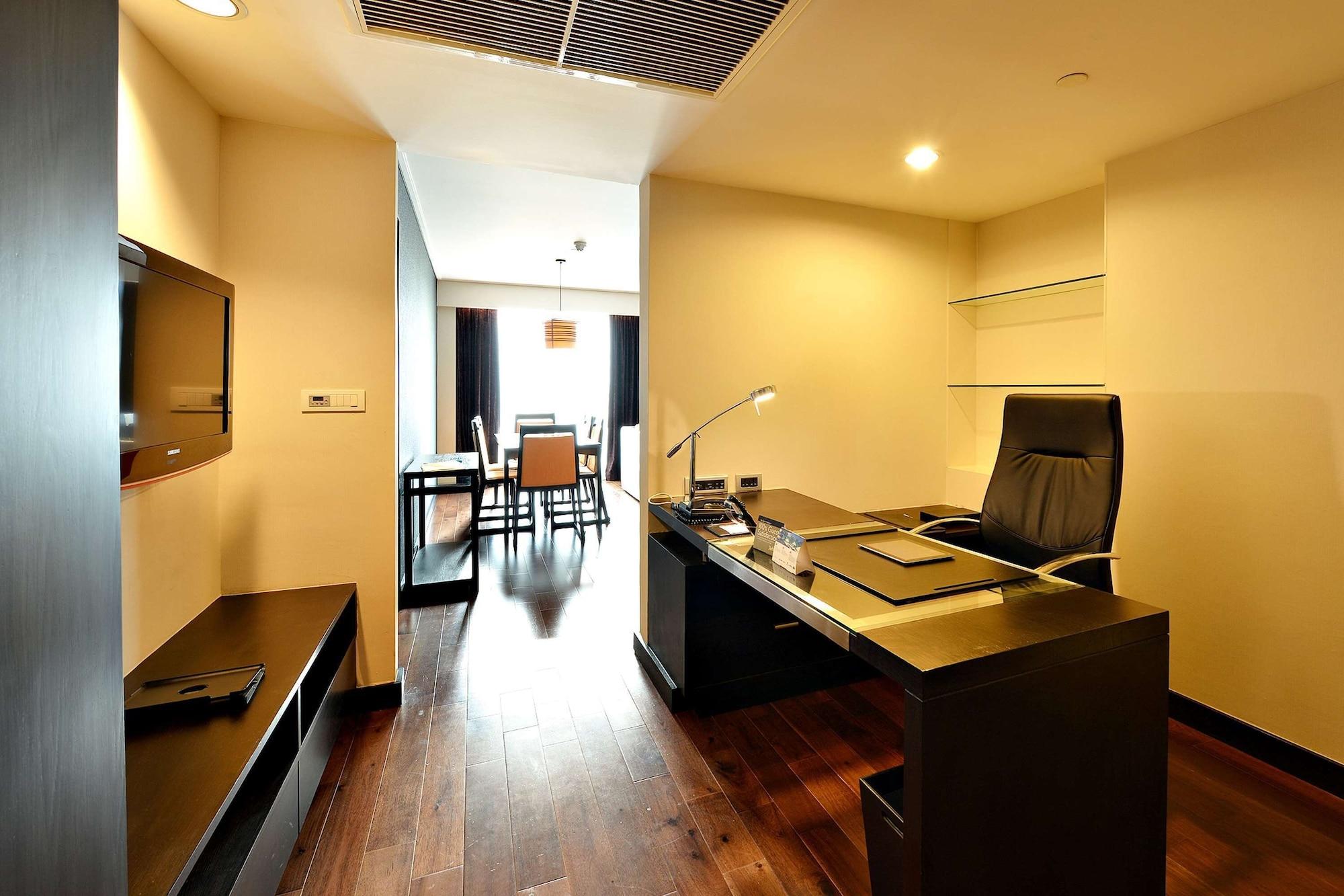 Radisson Suites Bangkok Sukhumvit Екстериор снимка