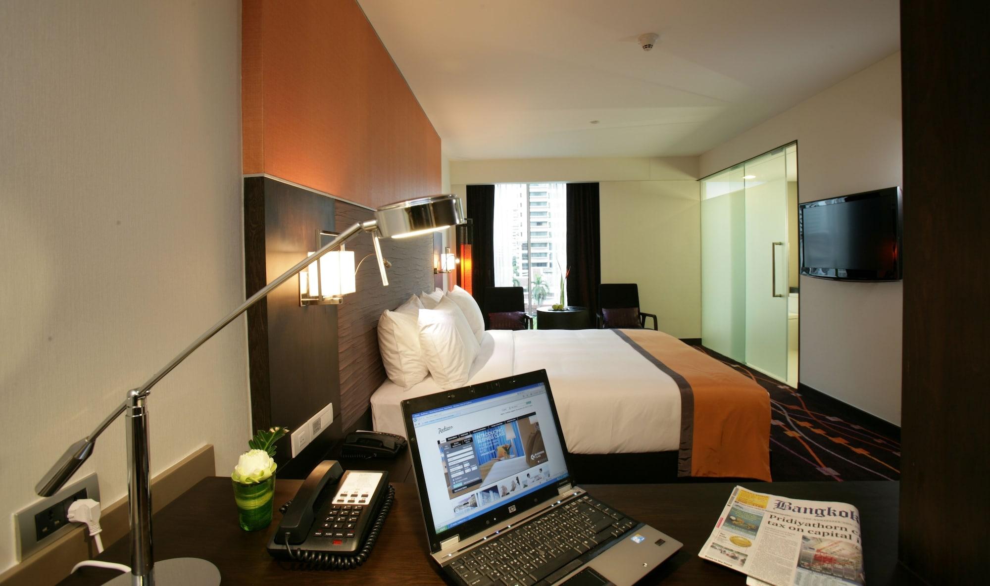 Radisson Suites Bangkok Sukhumvit Екстериор снимка