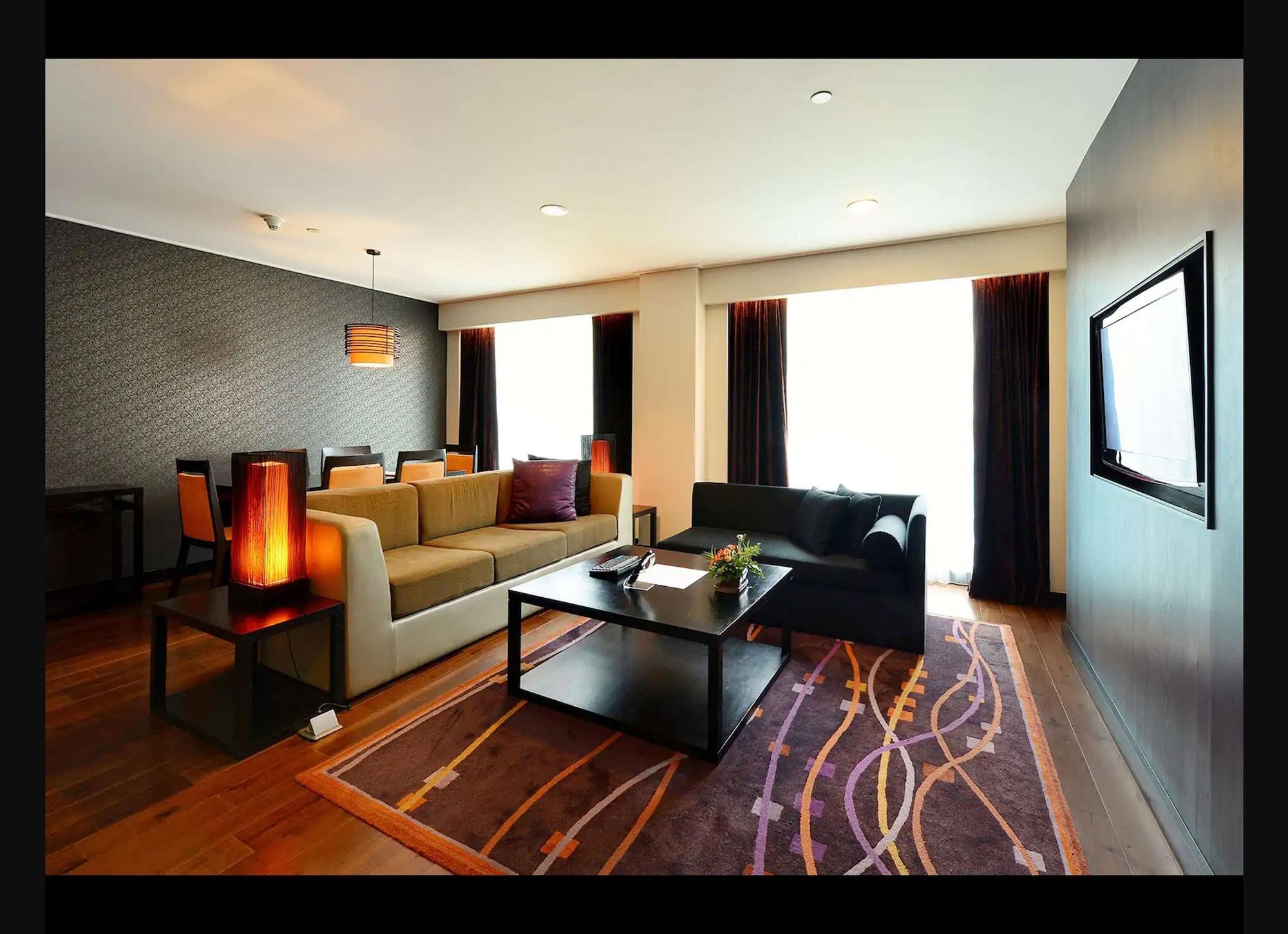 Radisson Suites Bangkok Sukhumvit Екстериор снимка