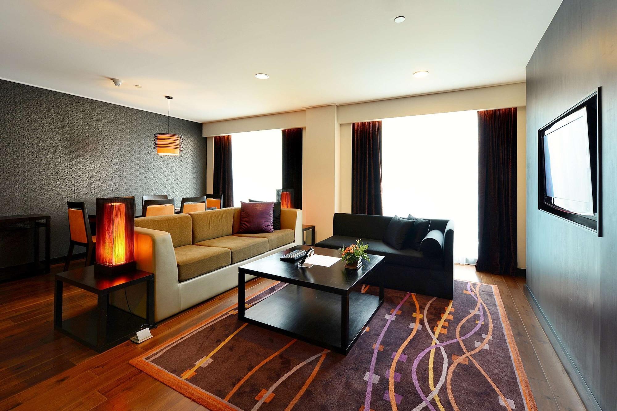 Radisson Suites Bangkok Sukhumvit Екстериор снимка