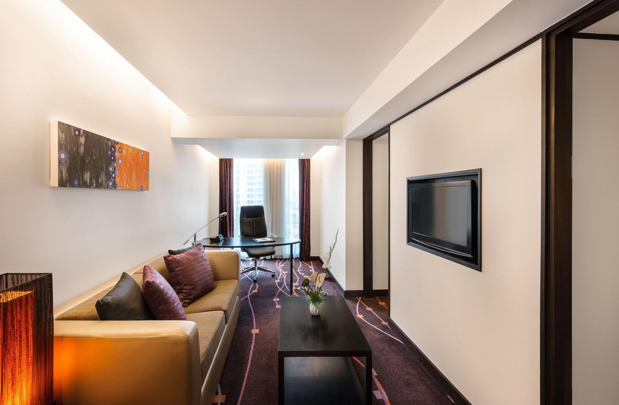 Radisson Suites Bangkok Sukhumvit Екстериор снимка