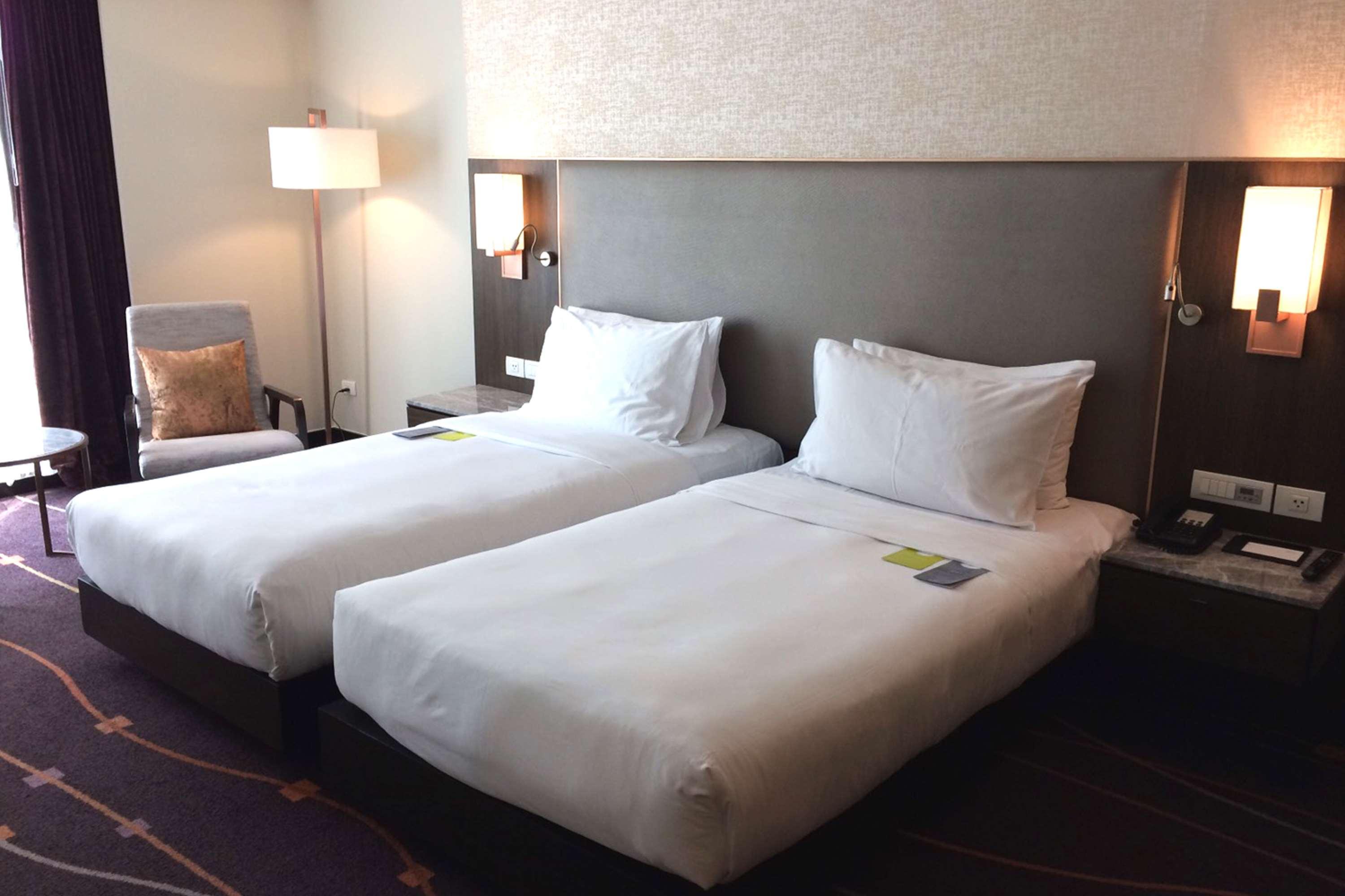 Radisson Suites Bangkok Sukhumvit Екстериор снимка