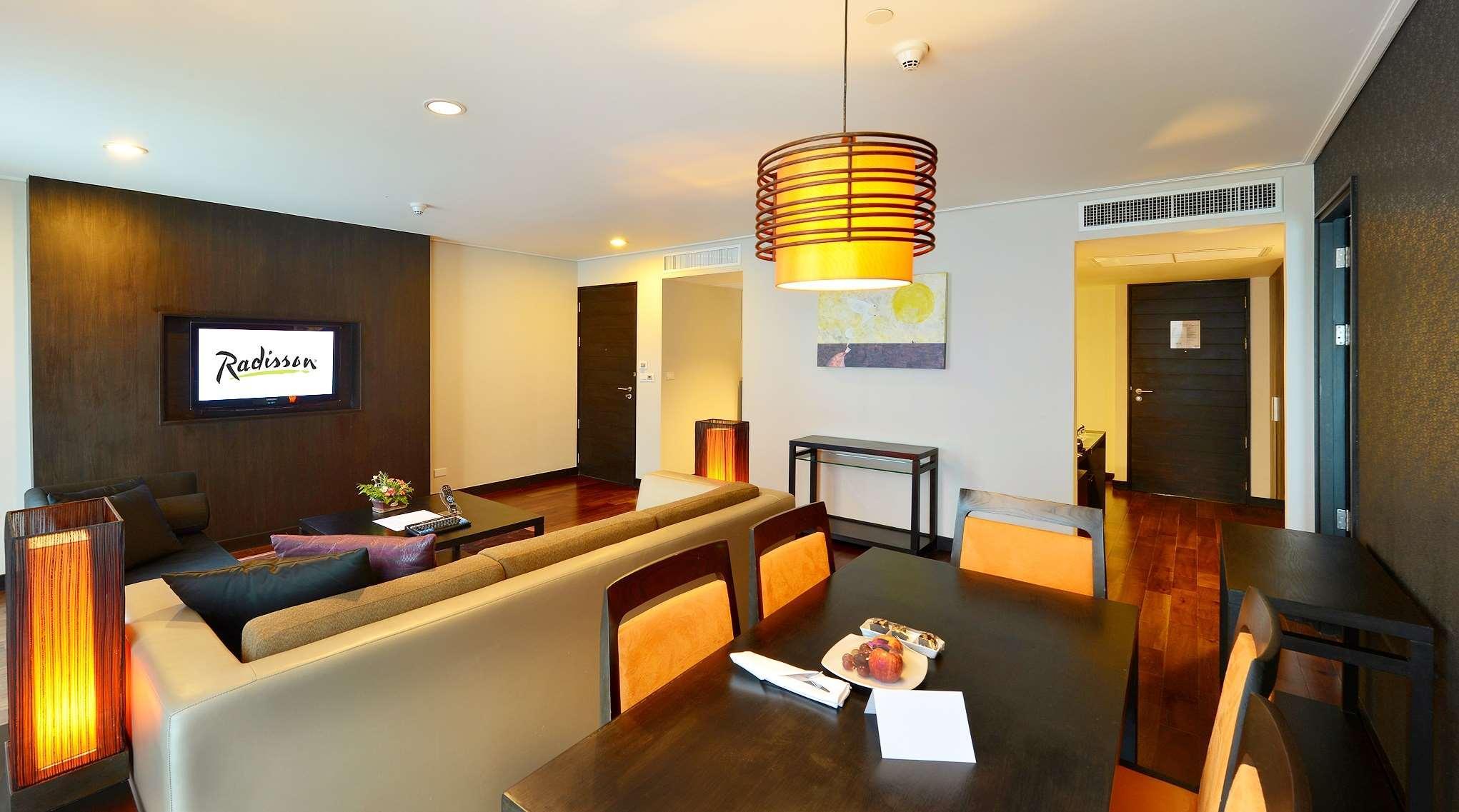 Radisson Suites Bangkok Sukhumvit Екстериор снимка