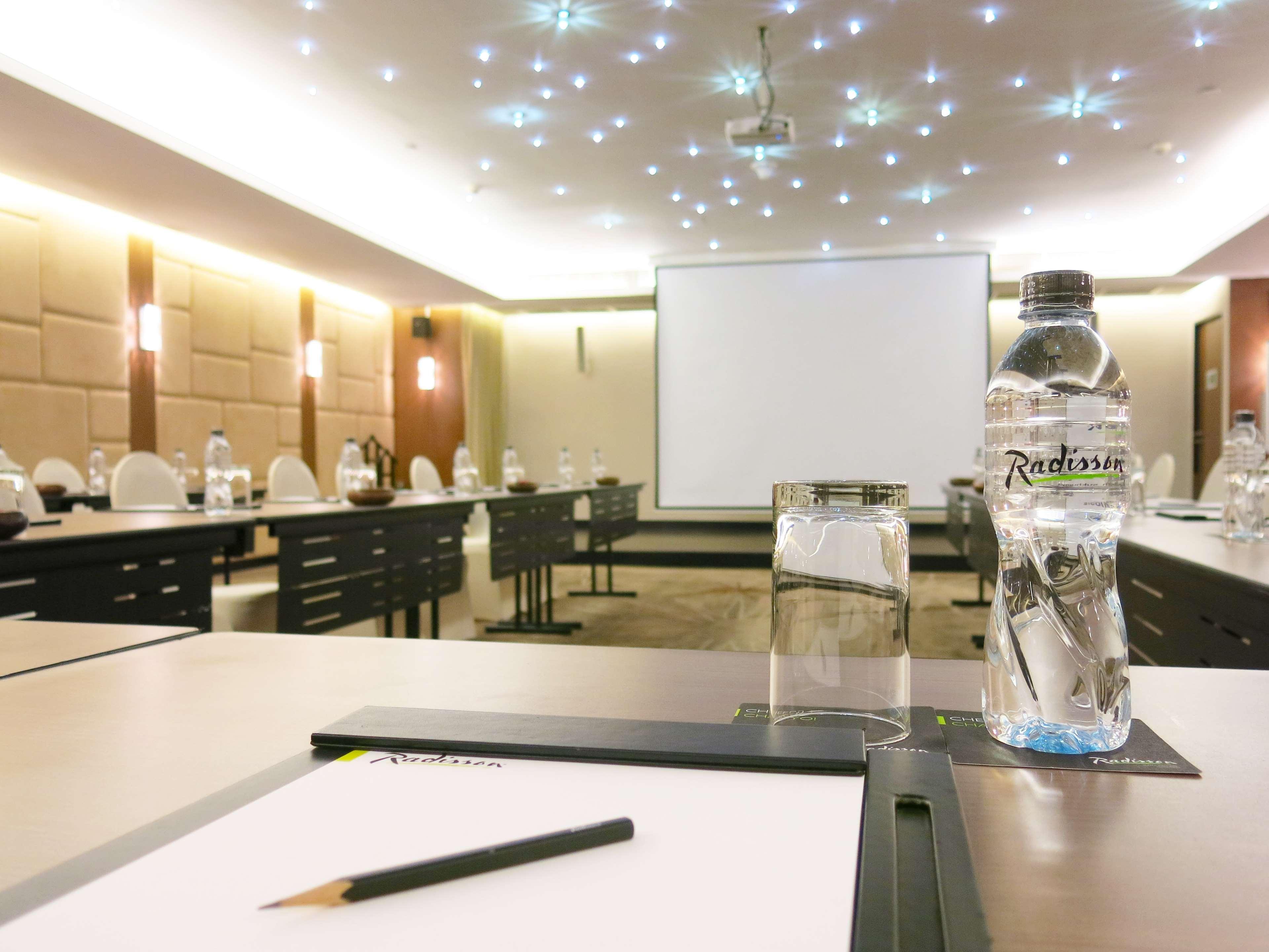 Radisson Suites Bangkok Sukhumvit Екстериор снимка