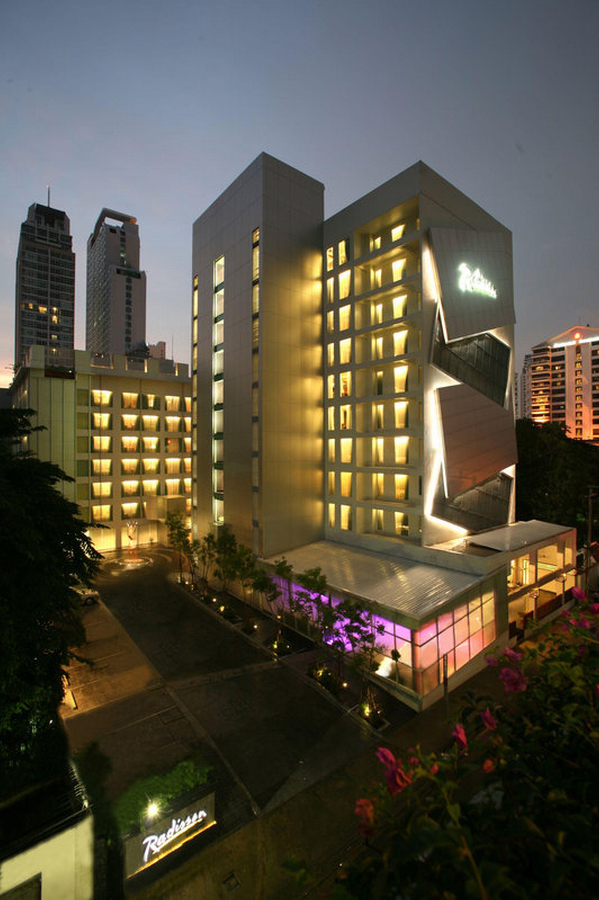 Radisson Suites Bangkok Sukhumvit Екстериор снимка