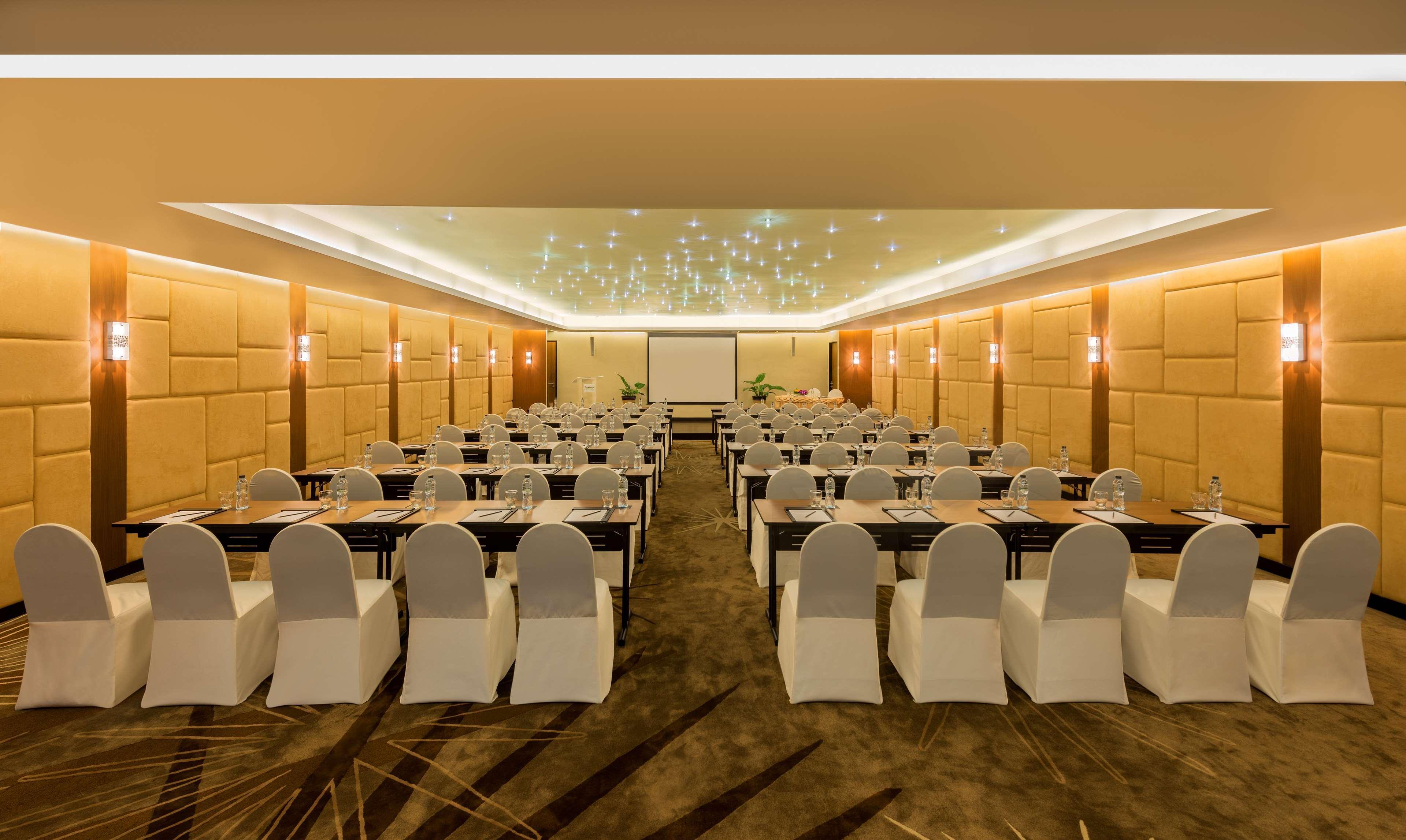 Radisson Suites Bangkok Sukhumvit Екстериор снимка