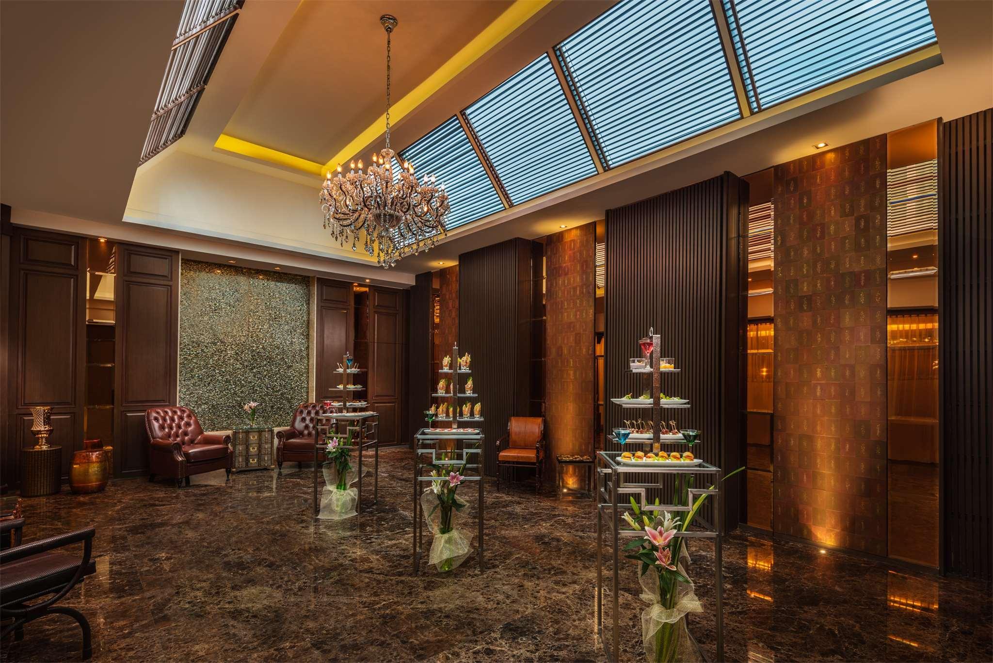 Radisson Suites Bangkok Sukhumvit Екстериор снимка