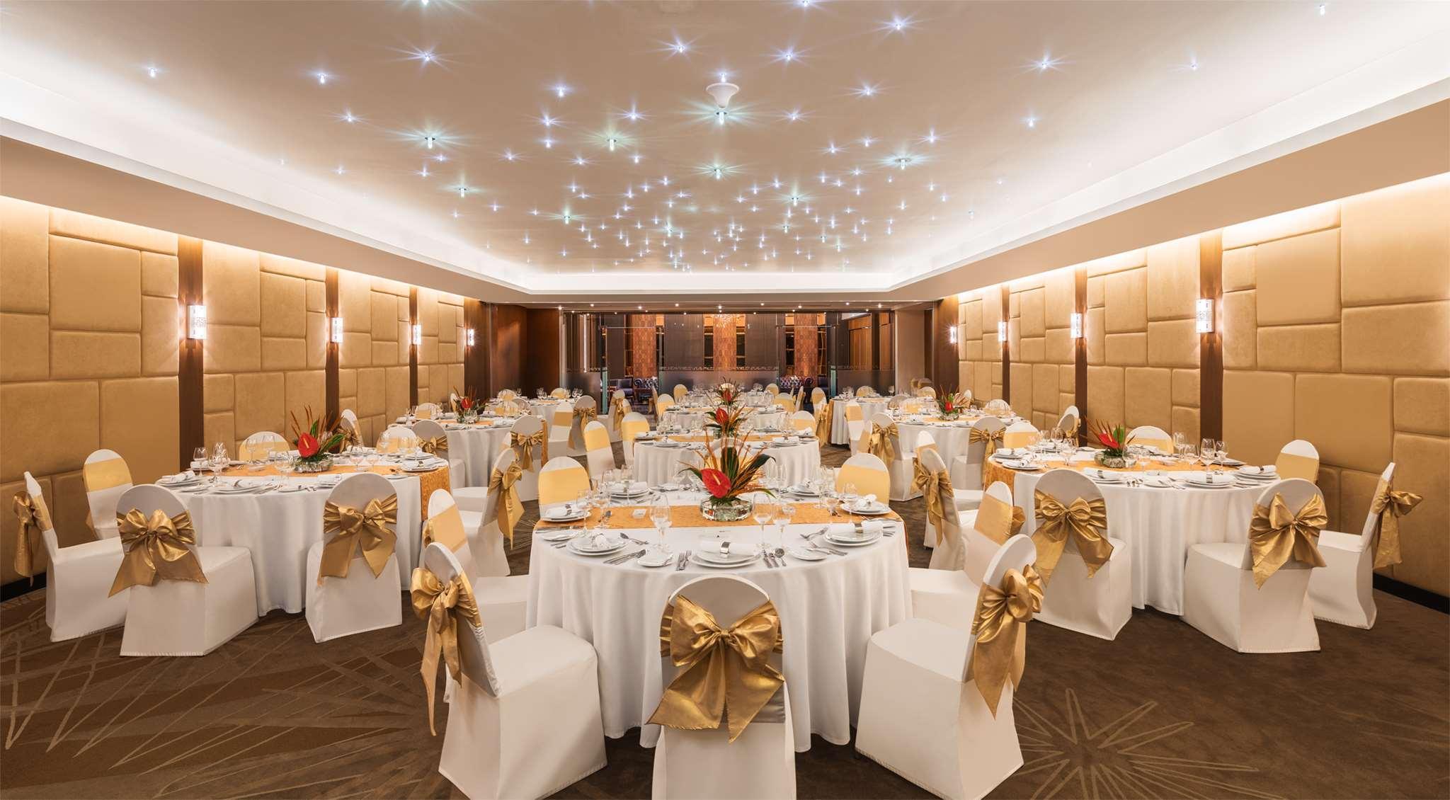 Radisson Suites Bangkok Sukhumvit Екстериор снимка