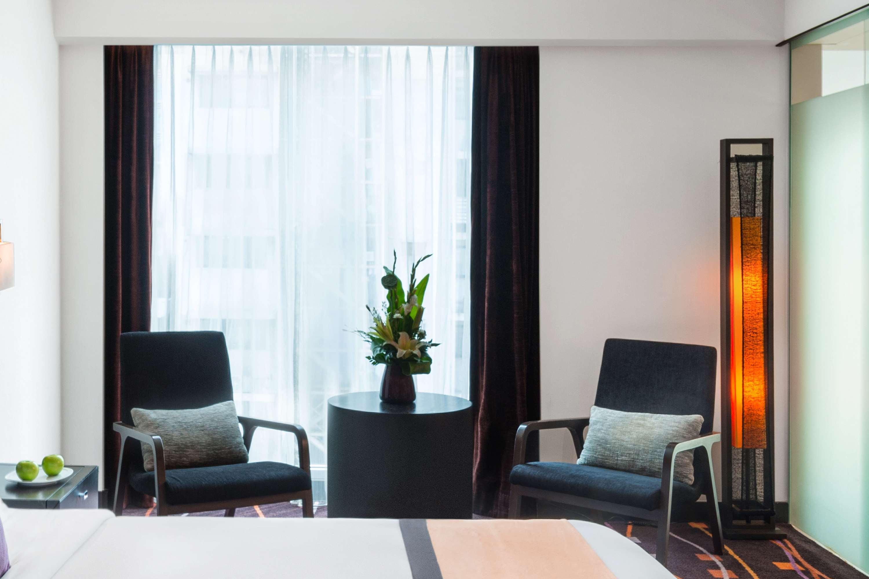 Radisson Suites Bangkok Sukhumvit Екстериор снимка