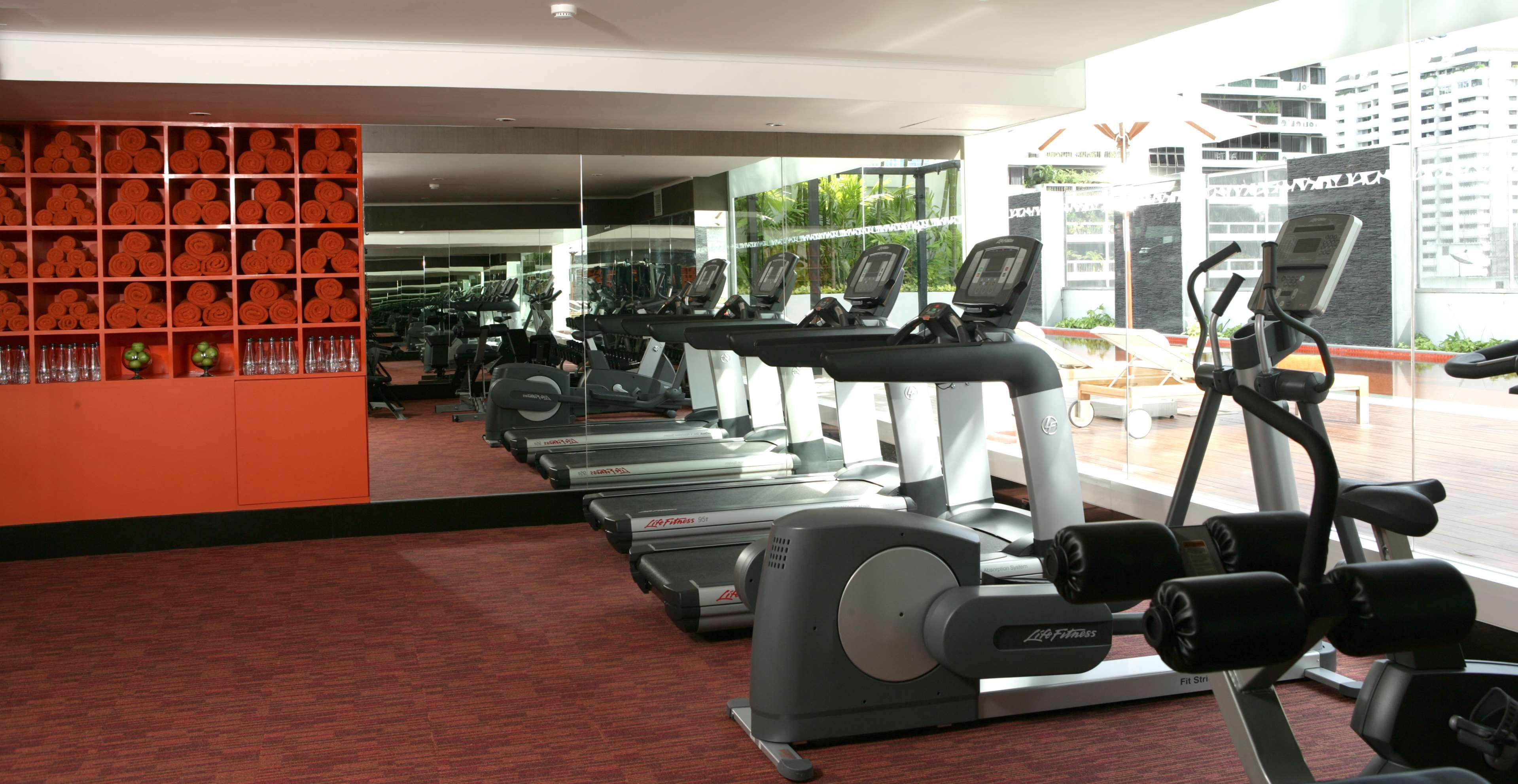 Radisson Suites Bangkok Sukhumvit Екстериор снимка
