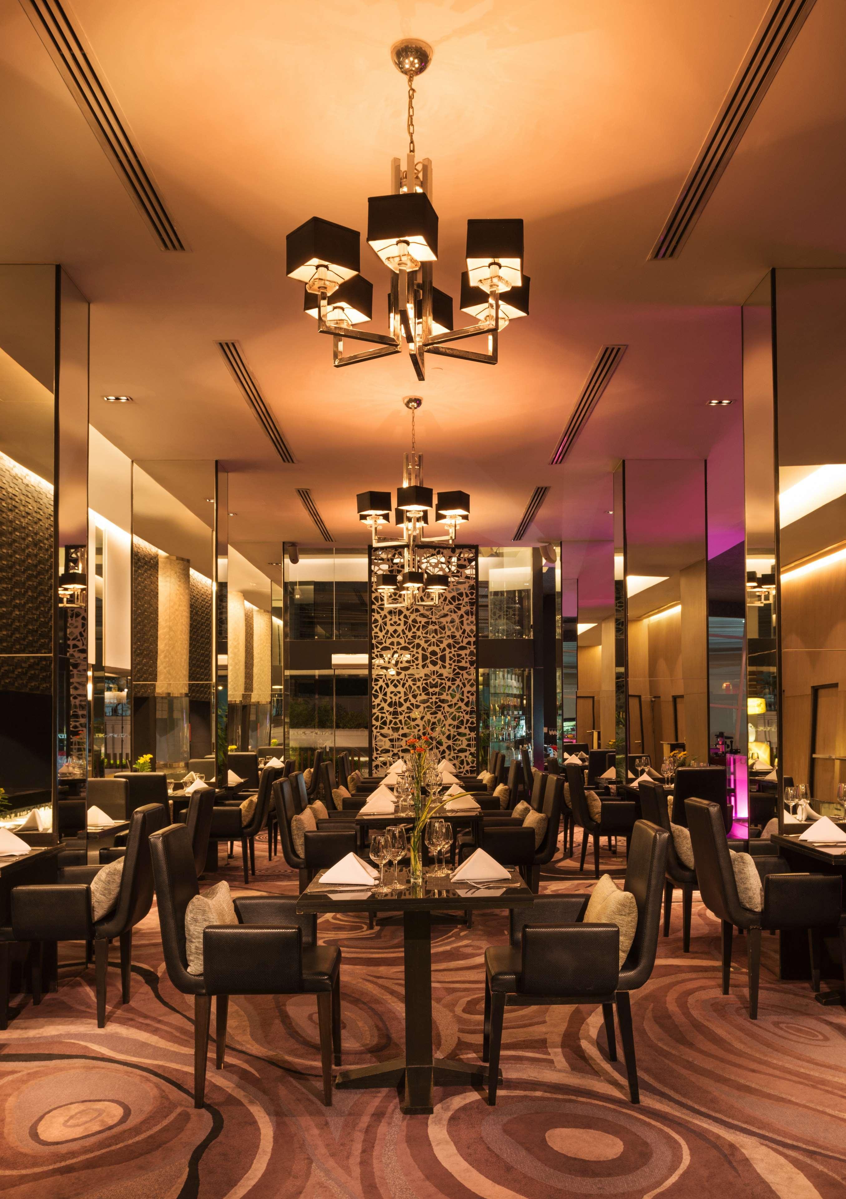 Radisson Suites Bangkok Sukhumvit Екстериор снимка