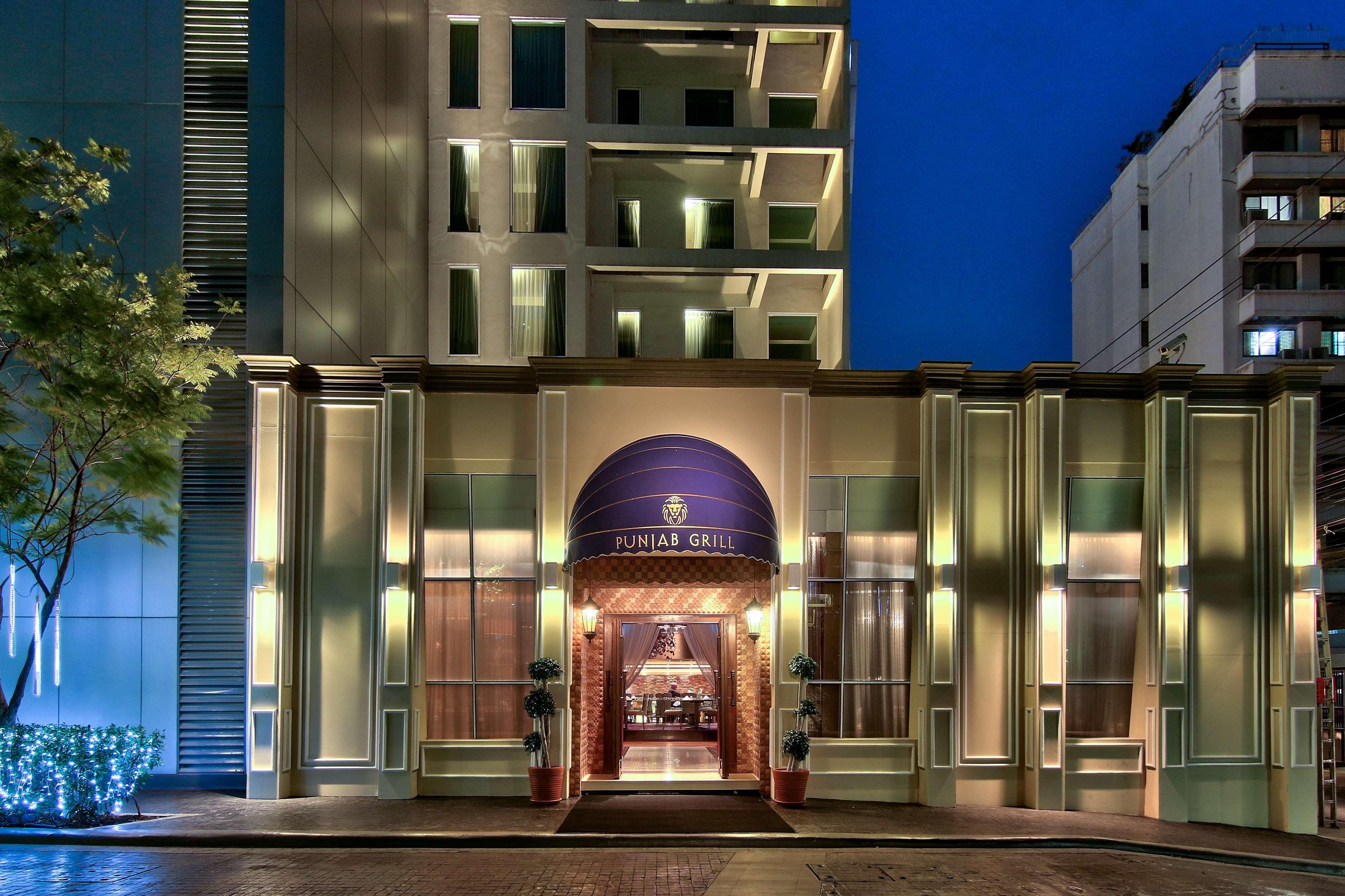 Radisson Suites Bangkok Sukhumvit Екстериор снимка