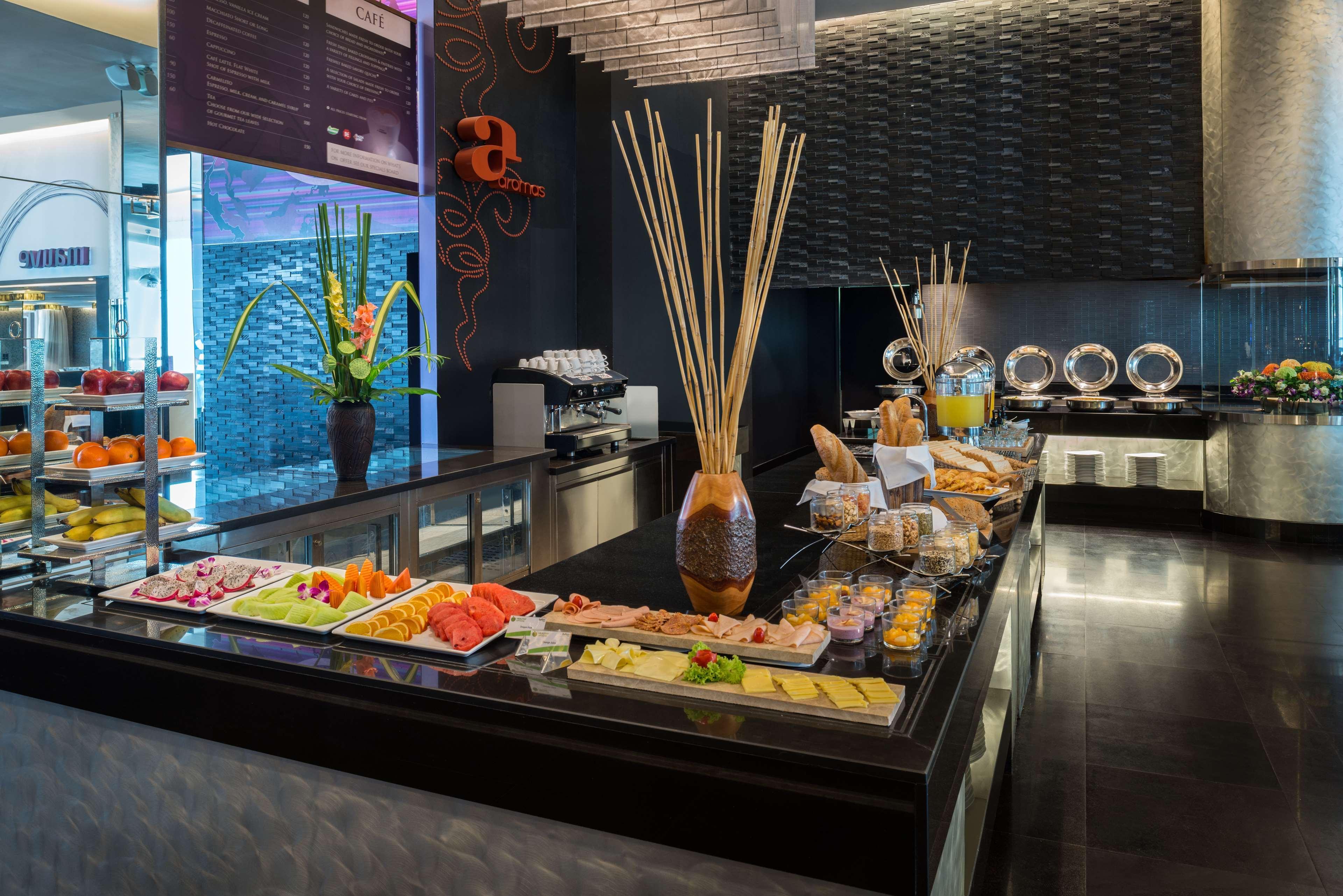 Radisson Suites Bangkok Sukhumvit Екстериор снимка