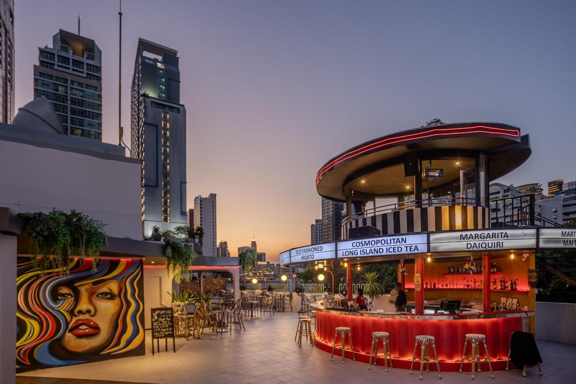 Radisson Suites Bangkok Sukhumvit Екстериор снимка