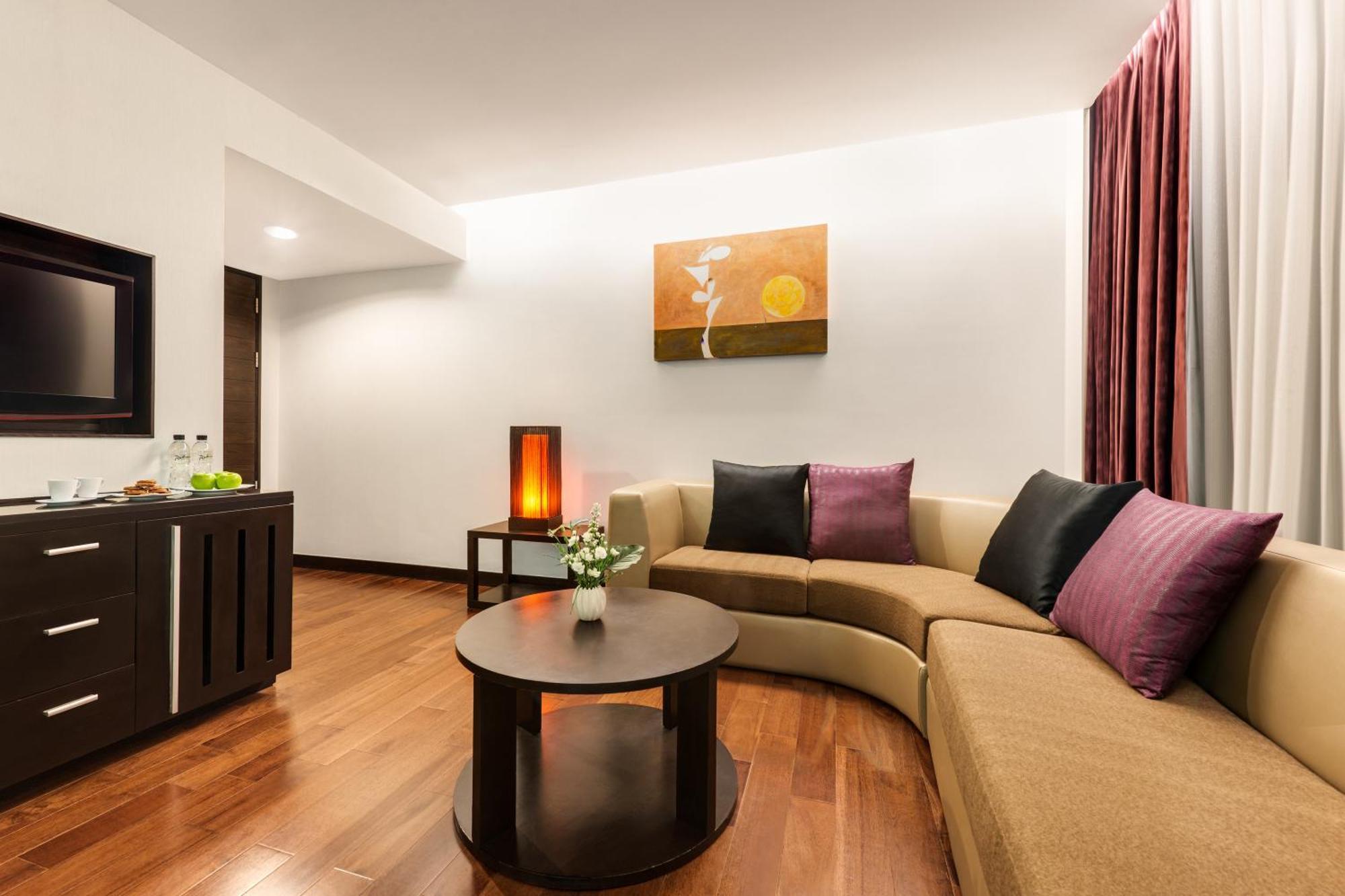 Radisson Suites Bangkok Sukhumvit Екстериор снимка