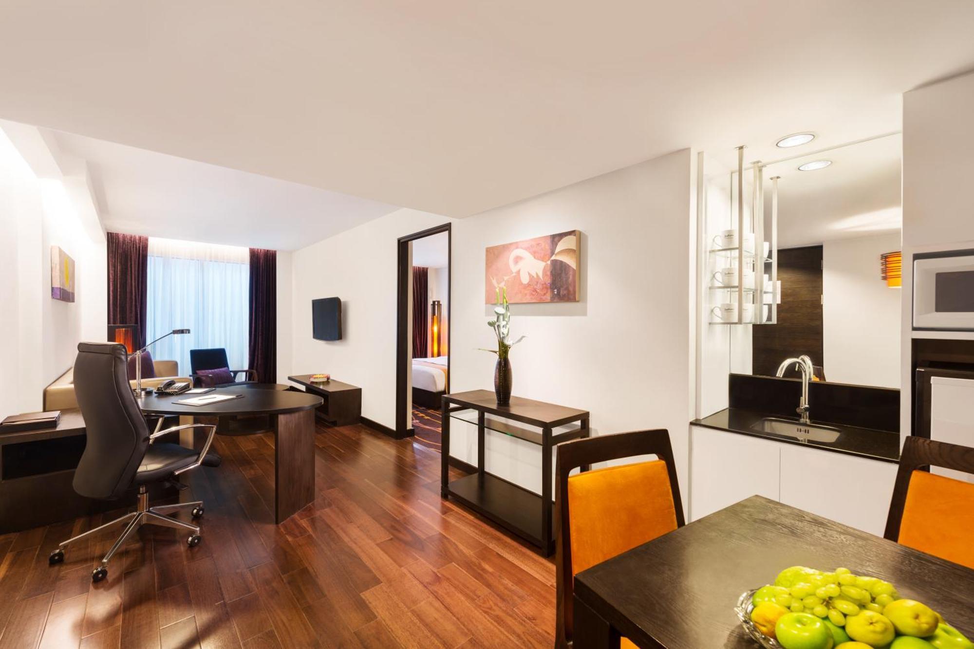 Radisson Suites Bangkok Sukhumvit Екстериор снимка