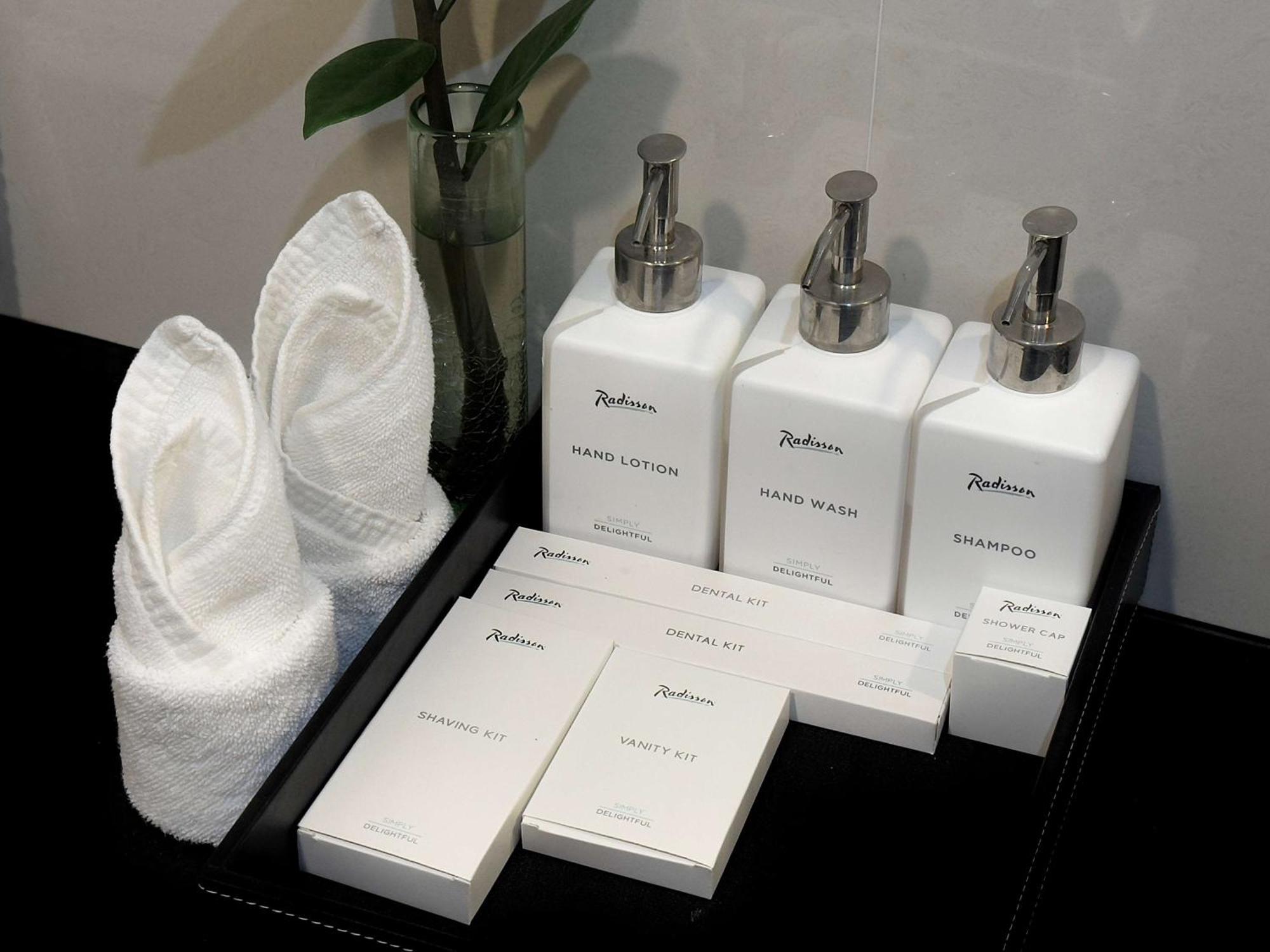 Radisson Suites Bangkok Sukhumvit Екстериор снимка