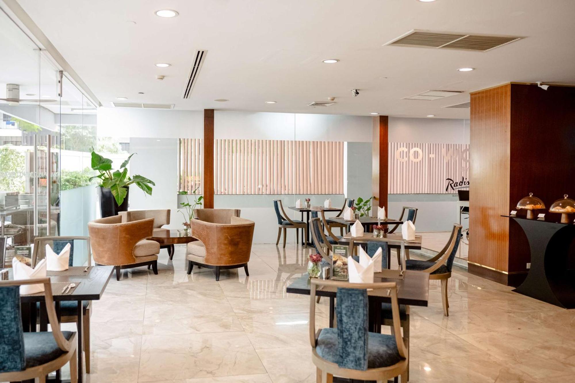 Radisson Suites Bangkok Sukhumvit Екстериор снимка