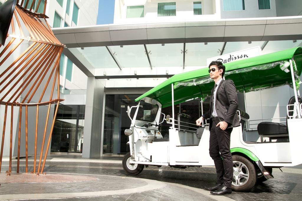 Radisson Suites Bangkok Sukhumvit Екстериор снимка